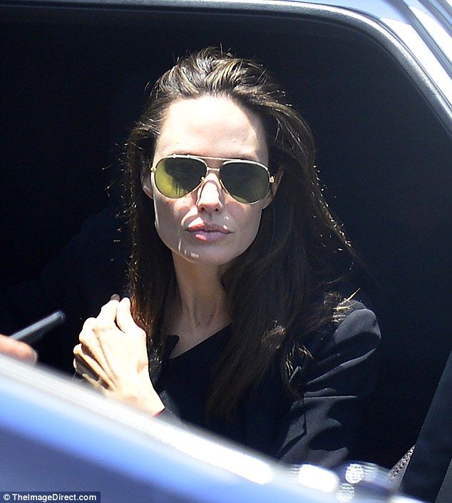 頬がこけ過ぎ アンジェリーナ ジョリーがlaでお出かけ Angelina Jolie Steps Out In Los Angeles マリポサのセレブリティウォッチ 頬がこけ過ぎ アンジェリーナ ジョリーがlaでお出かけ Angelina Jolie Steps Out In Los Angeles マリポサのセレブリティウォッチ