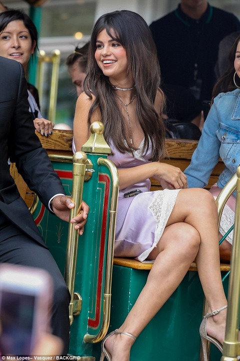 髪型と顔が変わった セレーナ ゴメスがコーチのファンイベントに登場 Selena Gomez Attends Coach Meet And Greet マリポサのセレブリティウォッチ 髪型と顔が変わった セレーナ ゴメスがコーチのファンイベントに登場 Selena Gomez Attends Coach Meet And Greet マリポサのセレブリティウォッチ