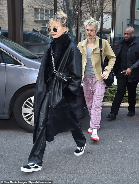 パジャマのズボンでお出かけ ジャスティン ビーバーとヘイリー ビーバーがnyでお出かけ Justin Bieber Leaves Brooklyn Apartment With Wife Hailey マリポサのセレブリティウォッチ