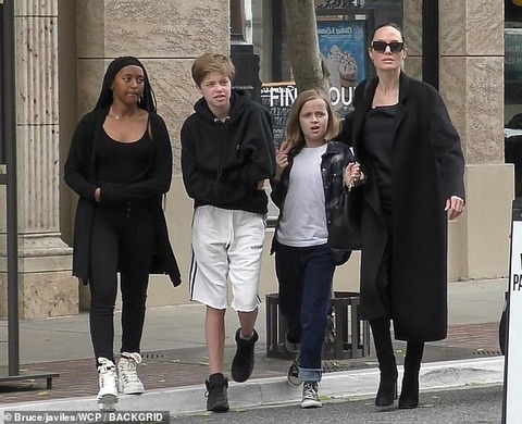 ガールズがブラピに似てきた アンジェリーナ ジョリーが子供たちとランチにお出かけ Angelina Jolie Steps Out With Her Children マリポサのセレブリティウォッチ