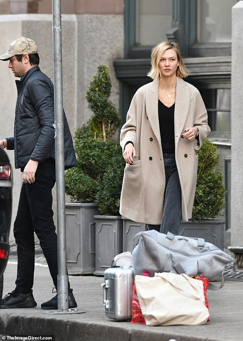 イケメン夫の顔が カーリー クロスが夫のジョシュア クシュナーとnyでお出かけ Karlie Kloss Steps Out In Ny With Joshua Kushner マリポサのセレブリティウォッチ イケメン夫の顔が カーリー クロスが夫のジョシュア クシュナーとnyでお出かけ Karlie Kloss Steps Out In Ny With Joshua Kushner マリポサのセレブリティウォッチ