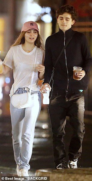 付き合いたてでキスが止まらない リリー ローズ デップがイケメン俳優と街中で情熱的なキス Lily Rose Depp Shares Kiss With Timothee Chalamet マリポサのセレブリティウォッチ