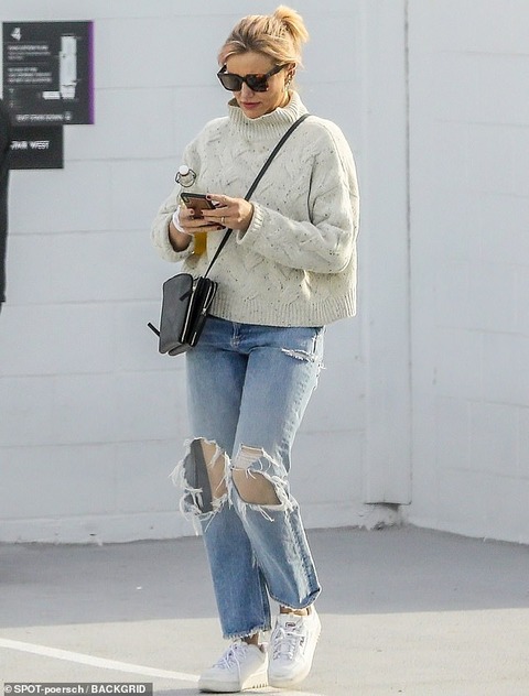 口が半開き 長女が産まれたばかりのキャメロン ディアスがサンタモニカでお出かけ Cameron Diaz Steps Out In Santa Monica マリポサのセレブリティウォッチ