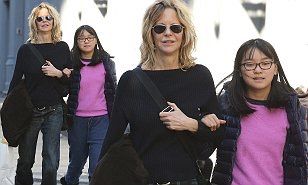 親子でべったり メグ ライアンが中国から養子に迎えた娘と腕を組んでお出かけ マリポサのセレブリティウォッチ 親子でべったり メグ ライアンが中国から養子に迎えた娘と腕を組んでお出かけ マリポサのセレブリティウォッチ