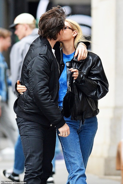 人目も気にせず路上キス ブルックリン ベッカムが恋人のニコラ ペルツとnyでお出かけ Brooklyn Beckham And Nicola Peltz Share A Kiss マリポサのセレブリティウォッチ