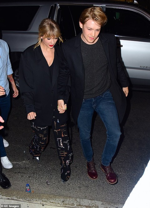 イケメン彼氏とラブラブ テイラー スウィフトが恋人のジョー アルウィンとパーティにお出かけ Taylor Swift Steps Out With Joe Alwyn At Snl S After Party マリポサのセレブリティウォッチ