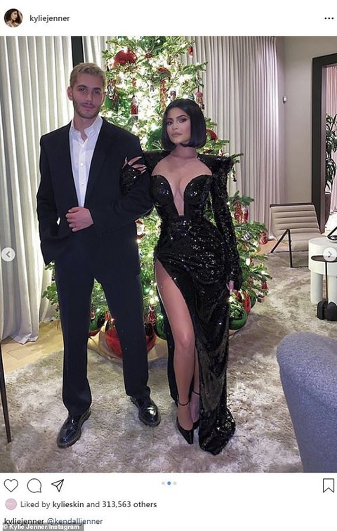 ケンダルと取り合い カイリー ジェンナーがイケメン友人とバースデーパーティにお出かけ Kylie Jenner Poses With Fai Khadra マリポサのセレブリティウォッチ ケンダルと取り合い カイリー ジェンナーがイケメン友人とバースデーパーティにお出かけ Kylie Jenner Poses With Fai Khadra マリポサのセレブリティウォッチ