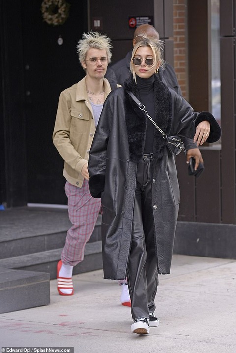 パジャマのズボンでお出かけ ジャスティン ビーバーとヘイリー ビーバーがnyでお出かけ Justin Bieber Leaves Brooklyn Apartment With Wife Hailey マリポサのセレブリティウォッチ