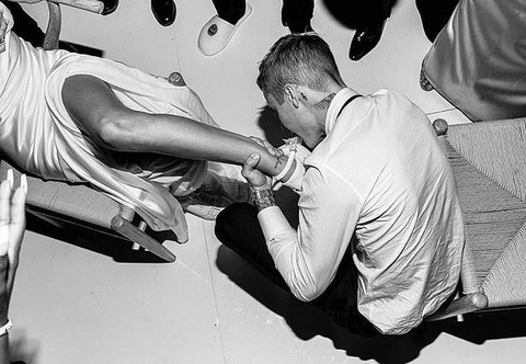 ヘイリーのガーターを脱がせて ジャスティン ビーバーとヘイリー ビーバーが結婚式でラブラブ Justin Bieber Takes Of Hailey S Garter マリポサのセレブリティウォッチ
