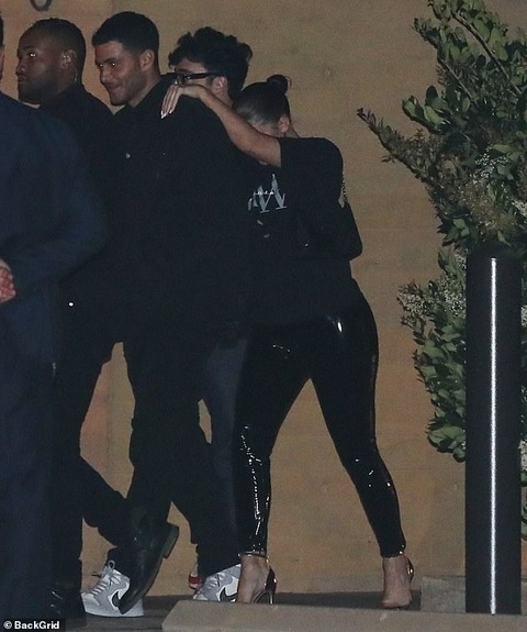 透けトップスが過激 ケンダル ジェンナーとカイリー ジェンナーがディナーにお出かけ Kendall Jenner Joins Kylie At Nobu In Malibu マリポサのセレブリティウォッチ