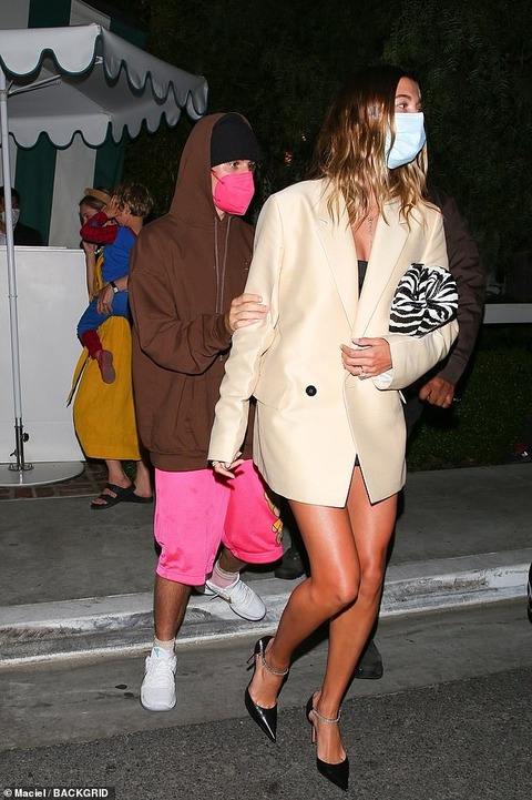 まとわりついてラブラブ ジャスティン ビーバーとヘイリー ビーバーがディナーデート Justin Bieber And Wife Hailey At Bungalow In West Hollywood マリポサのセレブリティウォッチ まとわりついてラブラブ ジャスティン ビーバーとヘイリー ビーバーがディナーデート Justin Bieber And Wife Hailey At Bungalow In West Hollywood マリポサのセレブリティウォッチ