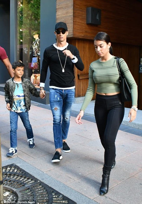 まるで家族みたい クリスティアーノ ロナウドが恋人のジョージーナと一緒に息子を連れてお出かけ Cristiano Ronaldo Takes Girlfriend Georgina Rodriguez And Son Cristiano Jnr Shopping In Madrid マリポサのセレブリティウォッチ まるで家族みたい クリスティアーノ ロナウドが恋人のジョージーナと一緒に息子を連れてお出かけ Cristiano Ronaldo Takes Girlfriend Georgina Rodriguez And Son Cristiano Jnr Shopping In Madrid マリポサのセレブリティウォッチ
