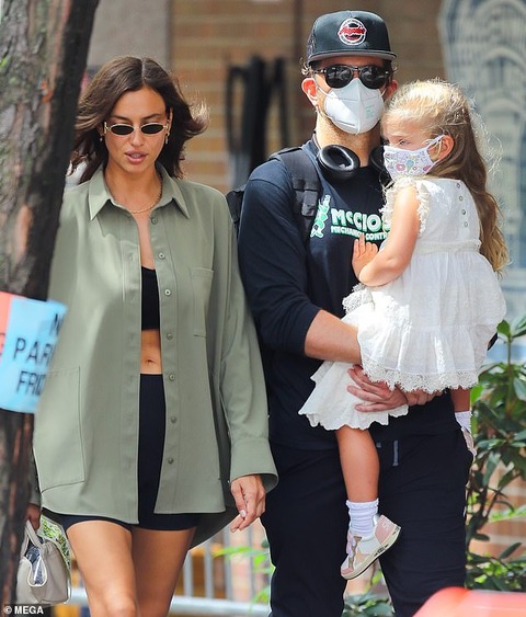 復縁もあり得る イリーナ シェイクとブラッドリー クーパーが娘のリアを連れてお出かけ Bradley Cooper And Irina Shayk Enjoy A Family Day With Daughter Lea マリポサのセレブリティウォッチ 復縁もあり得る イリーナ シェイクとブラッドリー クーパーが娘のリアを連れてお出かけ Bradley Cooper And Irina Shayk Enjoy A Family Day With Daughter Lea マリポサのセレブリティウォッチ