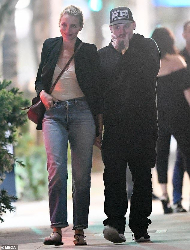 べったり抱きついてラブラブ キャメロン ディアスが夫のベンジー マッデンとディナーデート Cameron Diaz And Benji Madden Step Out For Dinner マリポサのセレブリティウォッチ べったり抱きついてラブラブ キャメロン ディアスが夫のベンジー マッデンとディナーデート Cameron Diaz And Benji Madden Step Out For Dinner マリポサのセレブリティウォッチ
