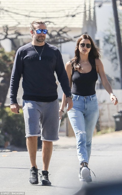 お尻をわしづかみ イリーナ シェイクがブラッドリー クーパーとマリブでお出かけ Irina Shayk And Bradley Cooper Step Out In Malibu インスタ 私服 結婚 マリポサのセレブリティウォッチ お尻をわしづかみ イリーナ シェイクがブラッドリー クーパーとマリブでお出かけ Irina Shayk And Bradley Cooper Step Out In Malibu インスタ 私服 結婚 マリポサのセレブリティウォッチ