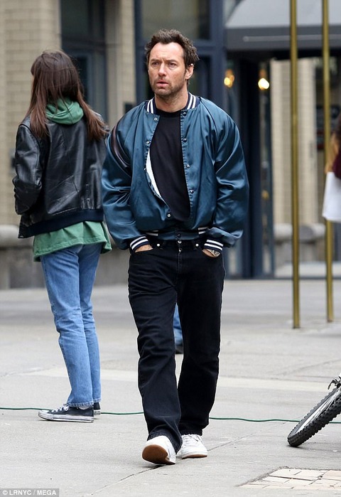 急激に増毛した ジュード ロウがマンハッタンで映画の撮影 Jude Law On Set Of New Movie In Manhattan マリポサのセレブリティウォッチ 急激に増毛した ジュード ロウがマンハッタンで映画の撮影 Jude Law On Set Of New Movie In Manhattan マリポサのセレブリティウォッチ