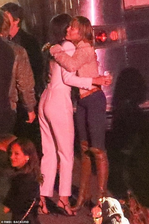 クリス マーティンと抱き合ってキス マイリー サイラスがダコタ ジョンソンのバースデーパーティにお出かけ Miley Cyrus Hugs Dakota Johnson At Party マリポサのセレブリティウォッチ クリス マーティンと抱き合ってキス マイリー サイラスがダコタ ジョンソンのバースデーパーティにお出かけ Miley Cyrus Hugs Dakota Johnson At Party マリポサのセレブリティウォッチ