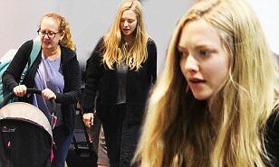 表情険しい スッピンのアマンダ セイフライドが母親と8ヶ月の娘を連れて空港に到着 Amanda Seyfried With Her Baby And Mom At La Airport マリポサのセレブリティウォッチ