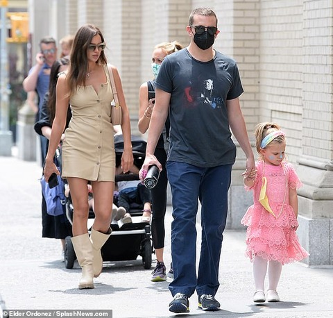 良い雰囲気 イリーナ シェイクとブラッドリー クーパーが娘のリアとお出かけ Bradley Cooper And Irina Shayk Step Out With Daughter Lea マリポサのセレブリティウォッチ