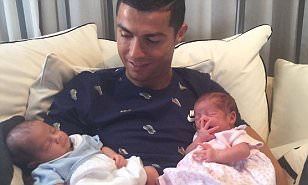すでにロナウドに似てる クリスティアーノ ロナウドが代理母で授かった双子の写真を公開 Cristiano Ronaldo Posts A Photo Of Twins Mateo And Eva マリポサのセレブリティウォッチ すでにロナウドに似てる クリスティアーノ ロナウドが代理母で授かった双子の写真を公開 Cristiano Ronaldo Posts A Photo Of Twins Mateo And Eva マリポサのセレブリティウォッチ