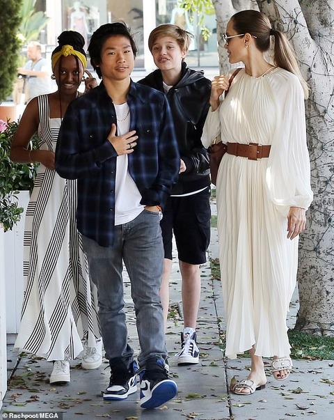 身長が伸びて小顔イケメンになってるシャイロちゃん アンジェリーナ ジョリーが子供たちとランチにお出かけ Angelina Jolie Takes Her Kids Out For Lunch マリポサのセレブリティウォッチ