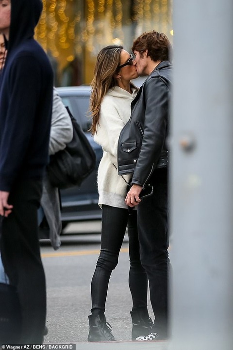 壁ドンしてキス アレッサンドラ アンブロジオが恋人のニコロ オッディと手つなぎデート Alessandra Ambrosio Shares A Kiss With Nicolo Oddi マリポサのセレブリティウォッチ