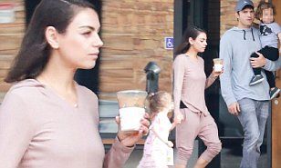 美しすぎる横顔 ミラ クニスとアシュトン カッチャーが子供たちを連れて朝食にお出かけ Mila Kunis And Ashton Kutcher Step Out For Breakfast マリポサのセレブリティウォッチ