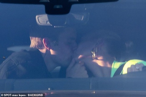 車中キスが止まらない ジャスティン ビーバーとヘイリー ボールドウィンが9億円の新居に引っ越し Justin Bieber Kisses Hailey Baldwin In The Car マリポサのセレブリティウォッチ 車中キスが止まらない ジャスティン ビーバーとヘイリー ボールドウィンが9億円の新居に引っ越し Justin Bieber Kisses Hailey Baldwin In The Car マリポサのセレブリティウォッチ