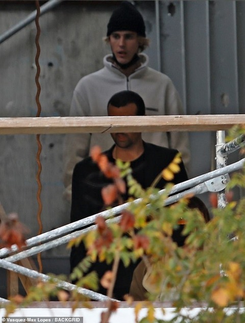 美腹筋をアピール ジャスティン ビーバーとヘイリー ビーバーがlaでお出かけ Hailey Bieber Tours A Commercial Property With Husband Justin マリポサのセレブリティウォッチ 美腹筋をアピール ジャスティン ビーバーとヘイリー ビーバーがlaでお出かけ Hailey Bieber Tours A Commercial Property With Husband Justin マリポサのセレブリティウォッチ