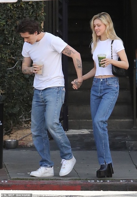 手をつないでラブラブ ブルックリン ベッカムが恋人のニコラ ペルツとカフェにお出かけ Brooklyn Beckham And Nicola Peltz Step Out In La マリポサのセレブリティウォッチ