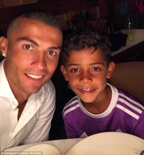 すでにロナウドに似てる クリスティアーノ ロナウドが代理母で授かった双子の写真を公開 Cristiano Ronaldo Posts A Photo Of Twins Mateo And Eva マリポサのセレブリティウォッチ すでにロナウドに似てる クリスティアーノ ロナウドが代理母で授かった双子の写真を公開 Cristiano Ronaldo Posts A Photo Of Twins Mateo And Eva マリポサのセレブリティウォッチ