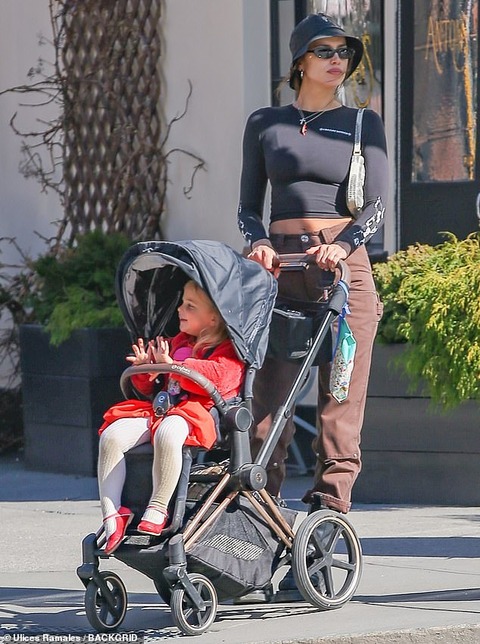 優しくほっぺたにキス ブラッドリー クーパーがイリーナ シェイクの元に娘のリアをお届け Bradley Cooper Plants A Kiss On His Daughter S Cheek マリポサのセレブリティウォッチ 優しくほっぺたにキス ブラッドリー クーパーがイリーナ シェイクの元に娘のリアをお届け Bradley Cooper Plants A Kiss On His Daughter S Cheek マリポサのセレブリティウォッチ