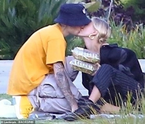 公園でもキス ジャスティン ビーバーとヘイリー ビーバーがピクニックにお出かけ Justin And Hailey Bieber On Picnic In La Park マリポサのセレブリティウォッチ