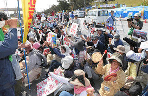 【辺野古】作業停止指示失効　「力ずくでねじ伏せる。こんな国ってあるのか。法治国家とはとても言えない」ゲート前で市民の抗議続く