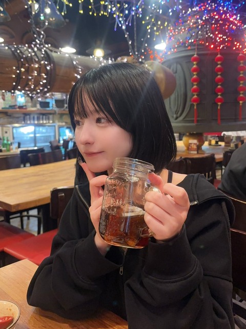 【画像あり】アイドルがプーアル茶を飲んでる写真を投稿→でっかいチンポが写り込む