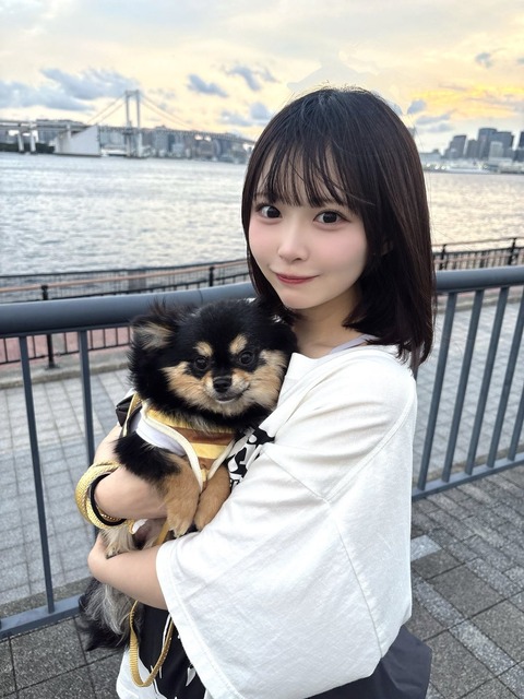 【画像あり】身長148ｃmGカップ20歳のアイドルさん「妹の方が写真上手」 すげえ！欄干が曲がってるぞ！