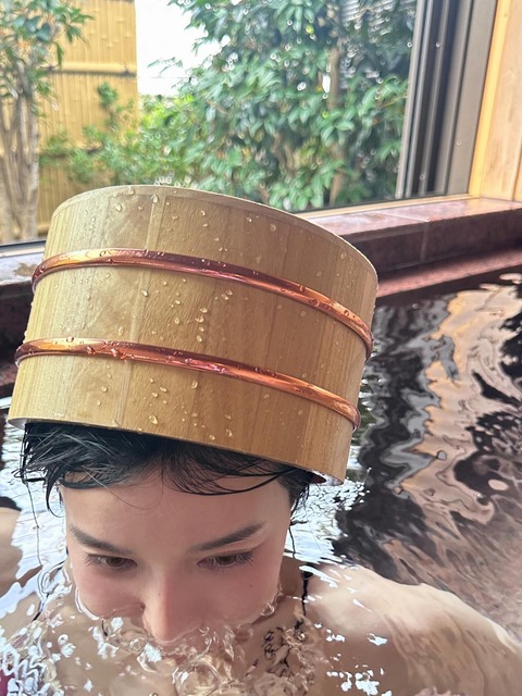 40歳・芹那、入浴ショット公開 “衝撃”大胆肌見せに