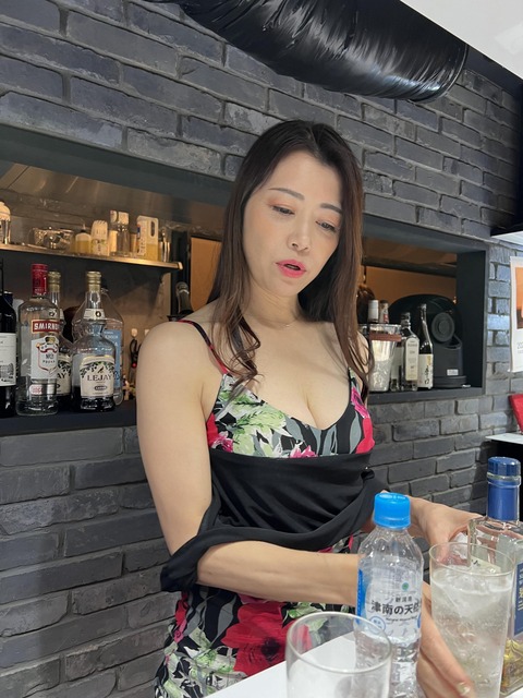 【画像】北条麻妃さん(49)が経営するBAR。飲み物3杯、手料理付き、麻妃撮り放題で5000円