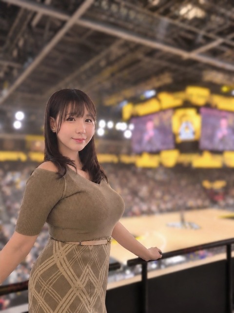 【画像】めちゃくちゃおっぱいアピールしてくる地方女子アナが発見される