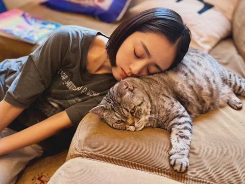 【画像】安達祐実(44)「家で猫と戯れてたら寝落ちしてしまった時の写真がこちら」
