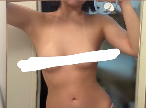 【画像】コミケで水着みたいな格好したコスプレイヤーさん「分かったよ。日焼けの跡みたいんでしょ。」