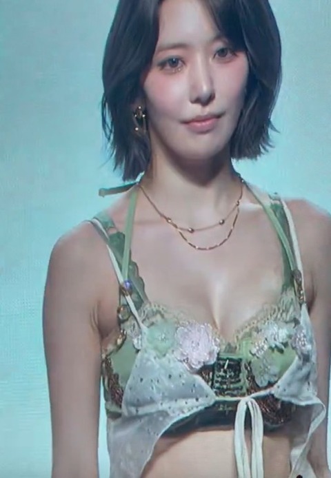 元HKT48の宮脇咲良さん、ついうっかりしておっぱいを放り出してしまう…