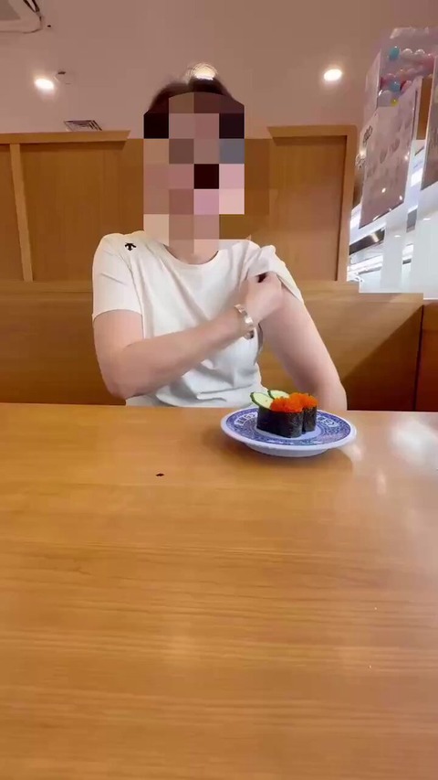 【動画】42歳の熟女女性、くら寿司でブラジャーを脱衣