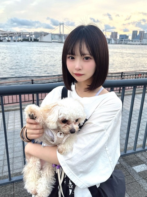 【画像あり】身長148cmGカップ20歳のアイドルさん「妹の方が写真上手」 すげえ!欄干が曲がってるぞ!