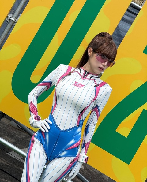 K-POPアイドル、エヴァのプラグスーツを着てライブをしてしまう……