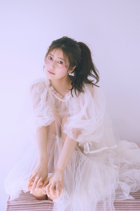 ロケットミサイルおっぱいの阿部なつきさん、なぜか宣材写真を昭和のブロマイド風に変更