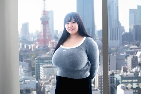 おっぱいがデカ過ぎるグラビアアイドルさん（25）「小4で既にDカップありました」