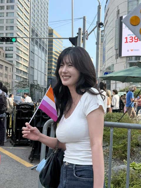 【悲報】ソウルを歩いてるお姉さん、若干おっぱいが大きい