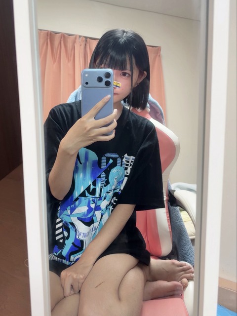 【画像】美少女配信者、足のサイズがデカすぎて象の足とか言われてブチ切れ