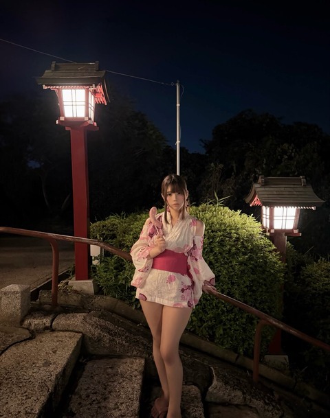 【画像あり】女さん、ミニ過ぎる浴衣を着た結果、下品で痴女と言われる